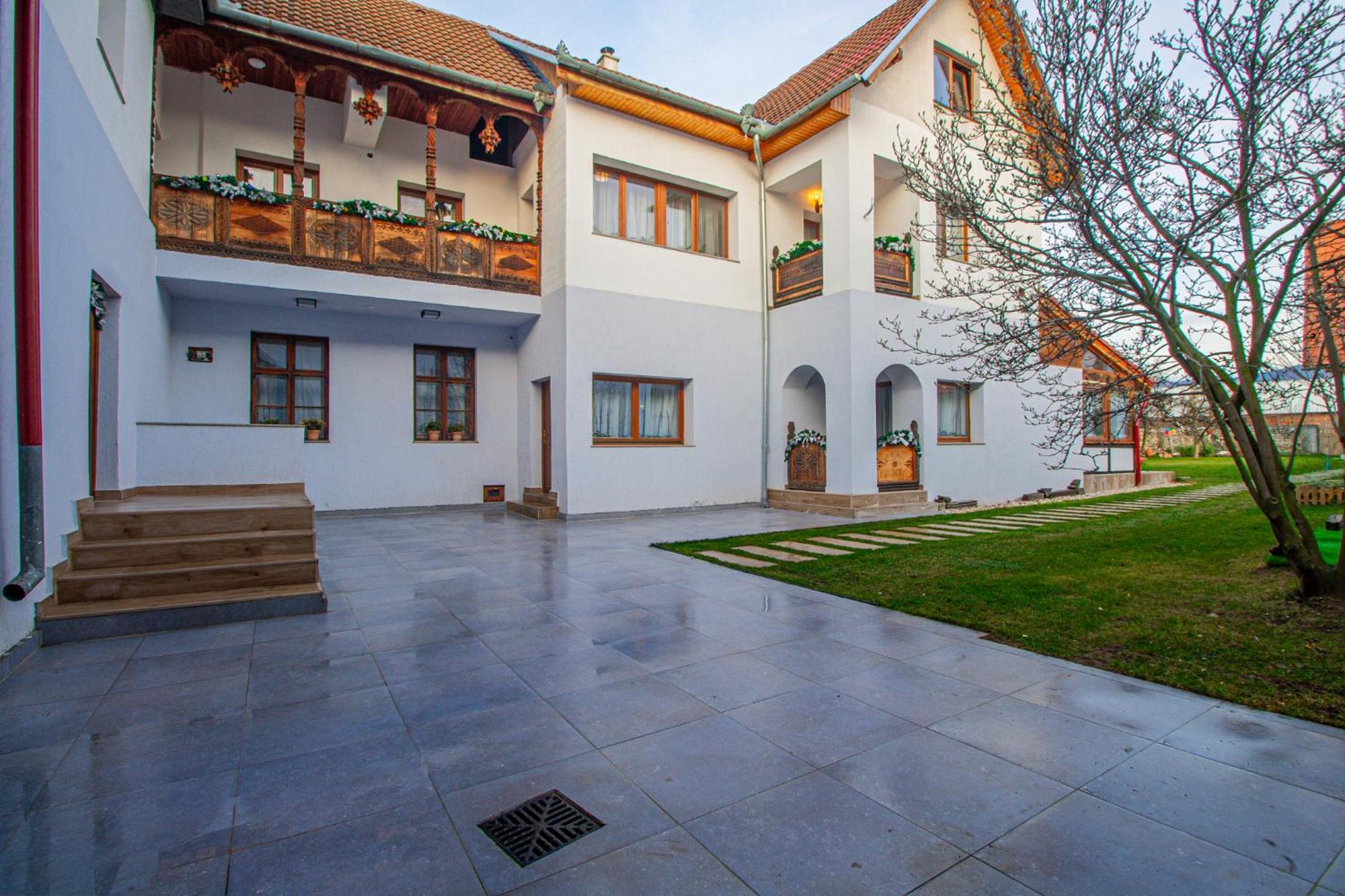 Runca-N Rai Hotel Cristian  Exterior photo